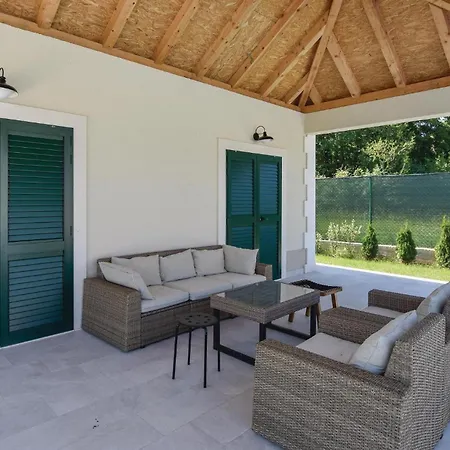 Holiday home Five-bedroom In Hrvace