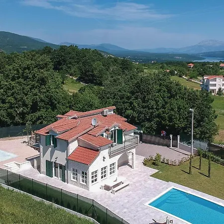 Five-bedroom In Holiday home *